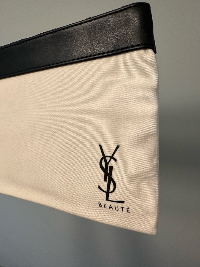 Ny Yves Saint Laurent Beauté Black pouch / sminkväska