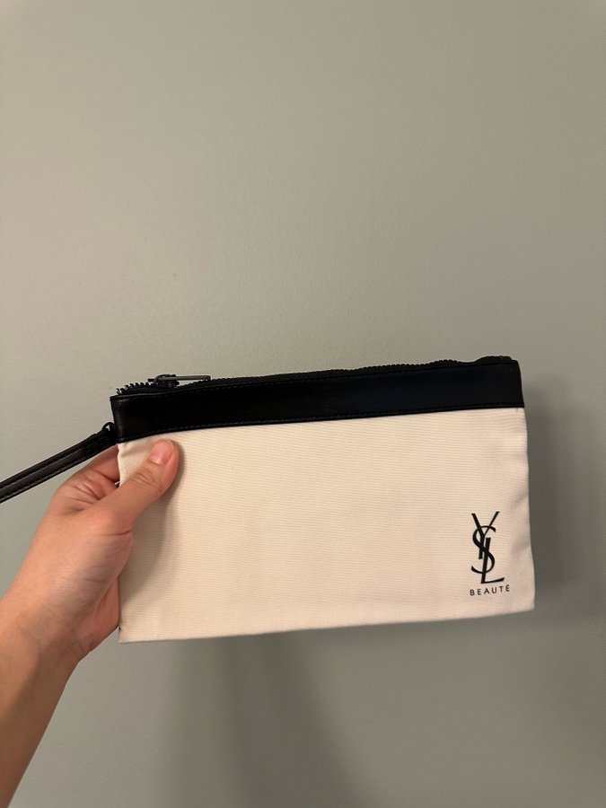 Ny Yves Saint Laurent Beauté Black pouch / sminkväska