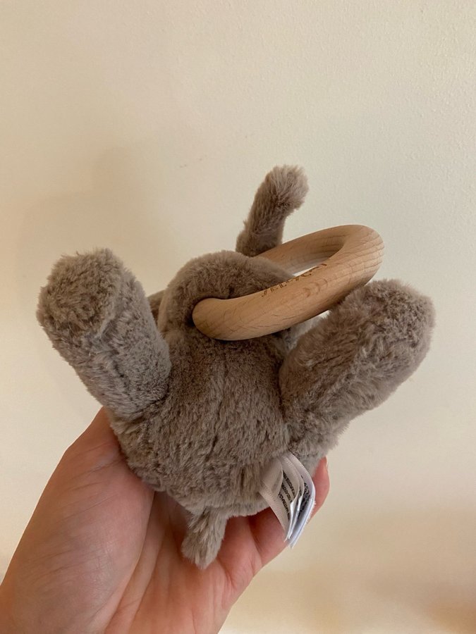 Jellycat Shooshu Elefant ring med skallra