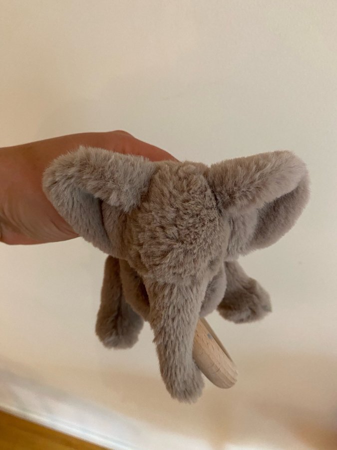 Jellycat Shooshu Elefant ring med skallra