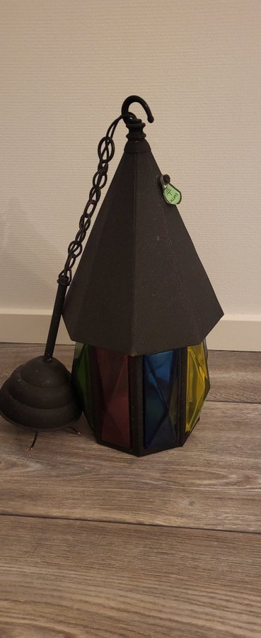 Hängande lampa med färgat glas