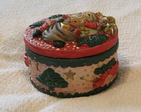 Burk med lock motiv: tomte med säck rosett och granar av keramik till julgodis