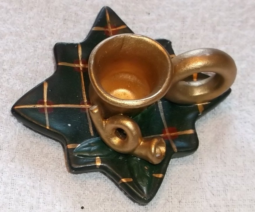 Ljusstake i keramik för ett ljus guld färg grön posthorn