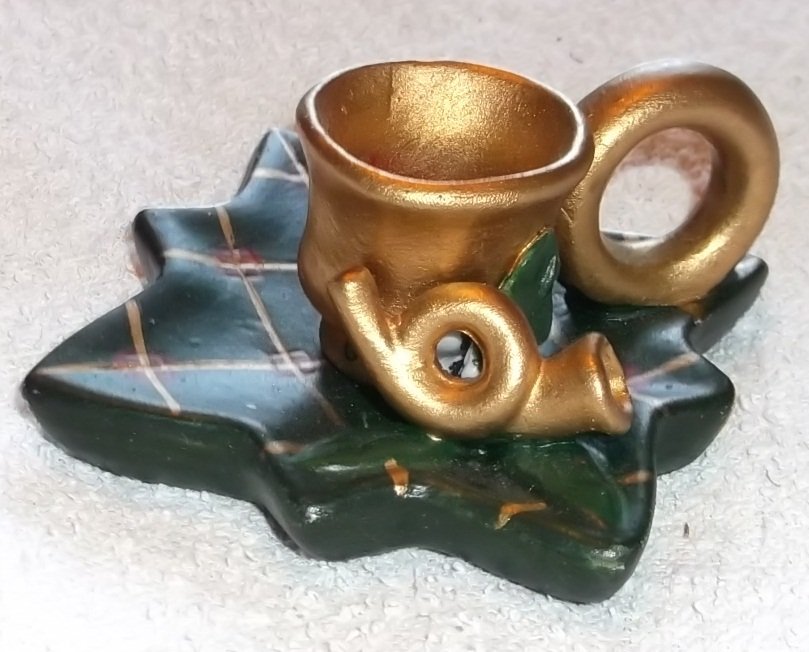 Ljusstake i keramik för ett ljus guld färg grön posthorn