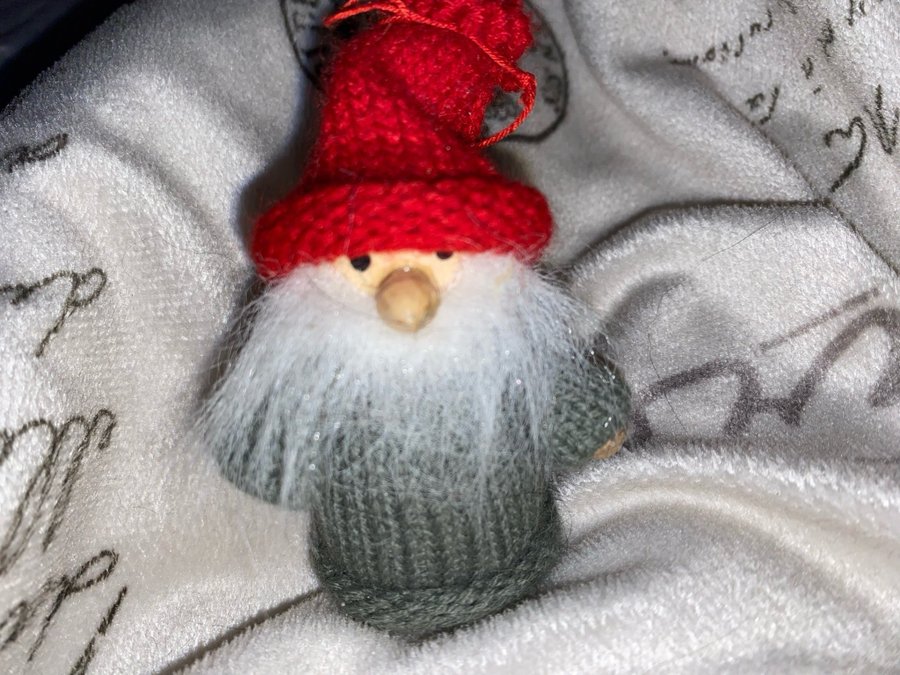 Tomte i stickad tröja och röd mössa Jul samling vintage Christmas