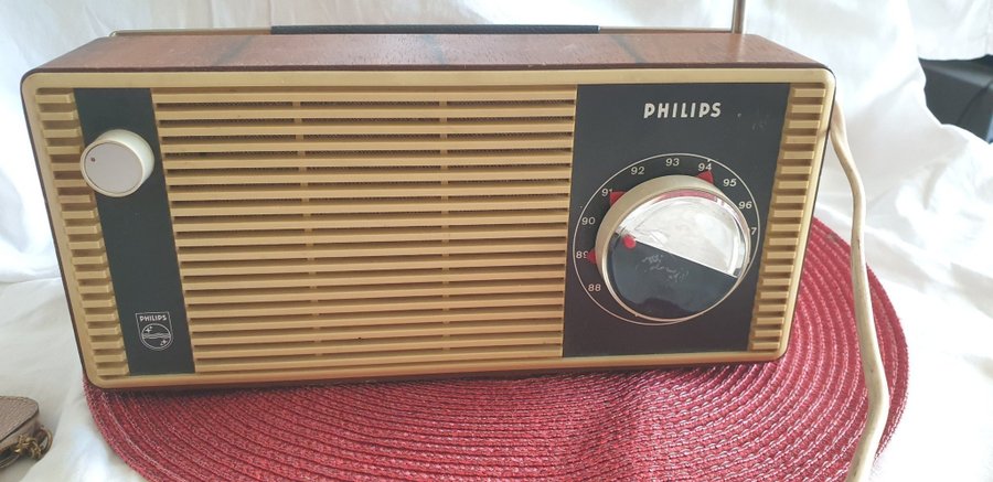 VINTAGE- TRANSISTOR RADIO -PHILIPS 1966