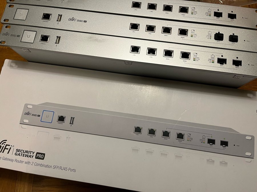 4 stycken UniFi Security Gateway Pro USG-PRO-4