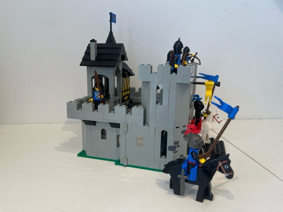 LEGO Castle 6074 - Black Falcon’s Fortress