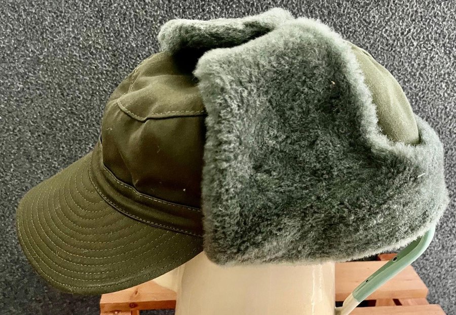 Försvarets äldre vintermössa - oanvänd i storlek 54 Swedish arms trapper hat