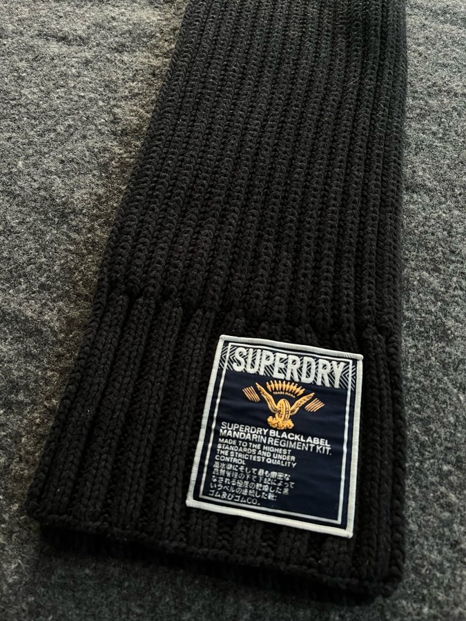 Superdry svart, ribbstickad halsduk