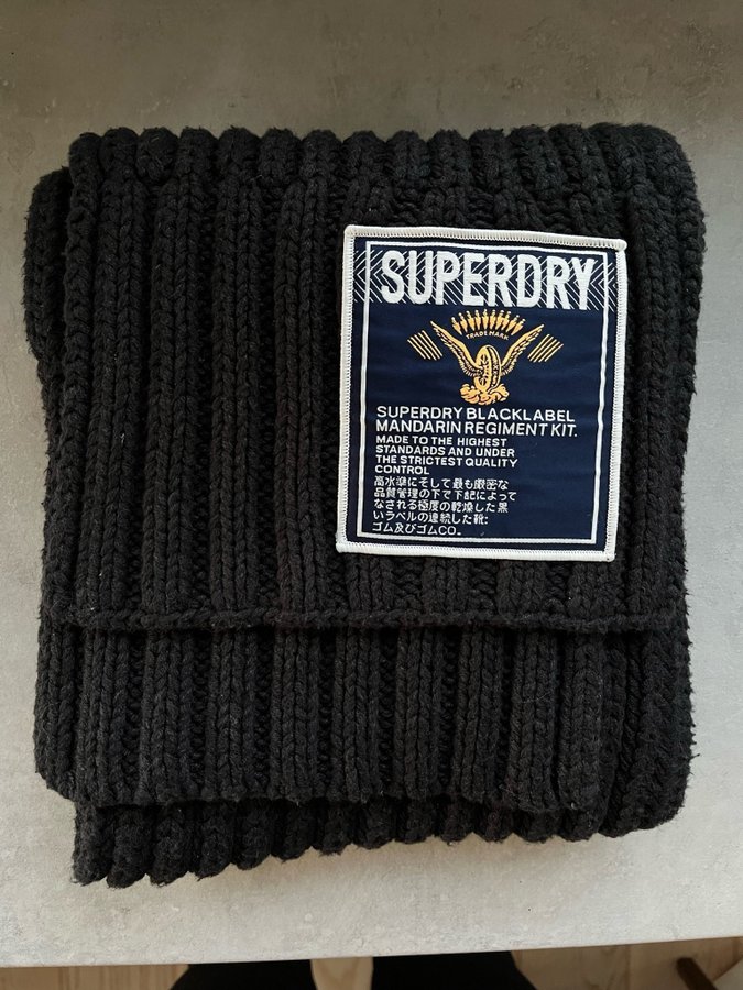 Superdry svart, ribbstickad halsduk