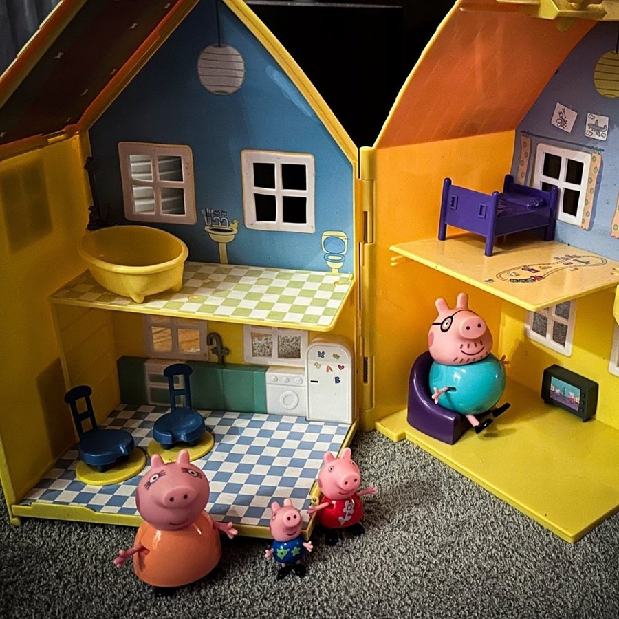 Peppa Pig Lekhus med figurer (Greta Gris hus + 4 figurer)