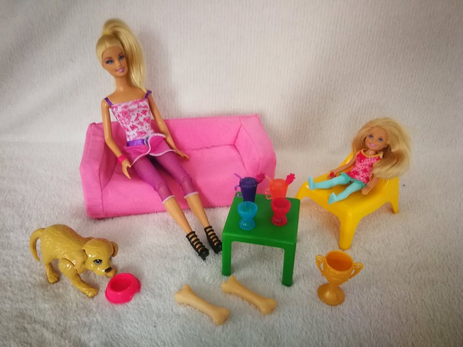 Barbie Dockor Möbler Soffa Bord Hund Bord tillbehör