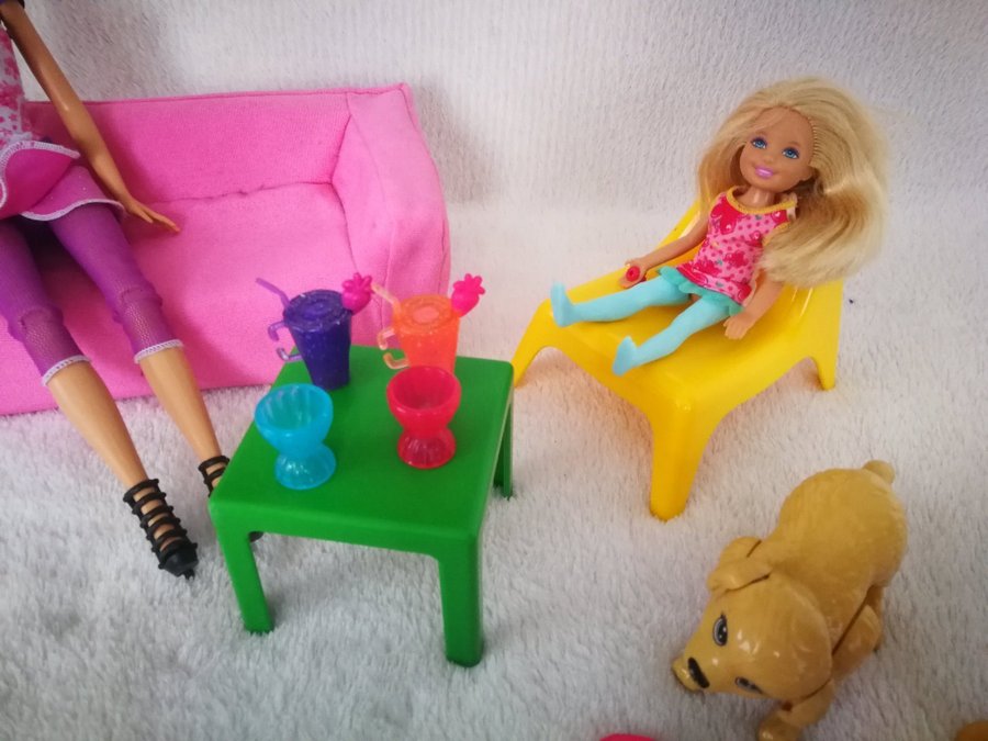 Barbie Dockor Möbler Soffa Bord Hund Bord tillbehör