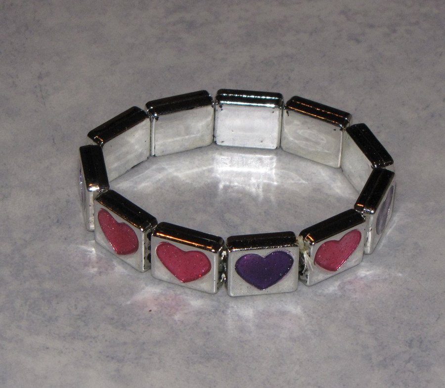 Silvrigt plast armband unikt rosa lila hjärtan glittriga glitter fin present