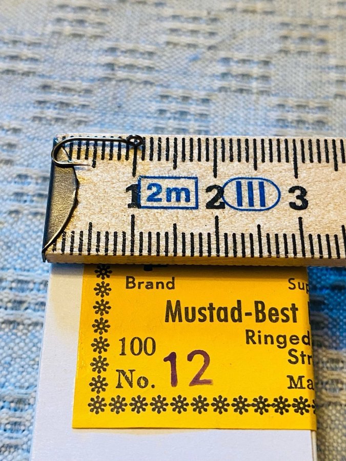 OBS MUSTAD nr12. Qual 1525 R. 100st kvalitetskrokar i sin original ask ! Brons.