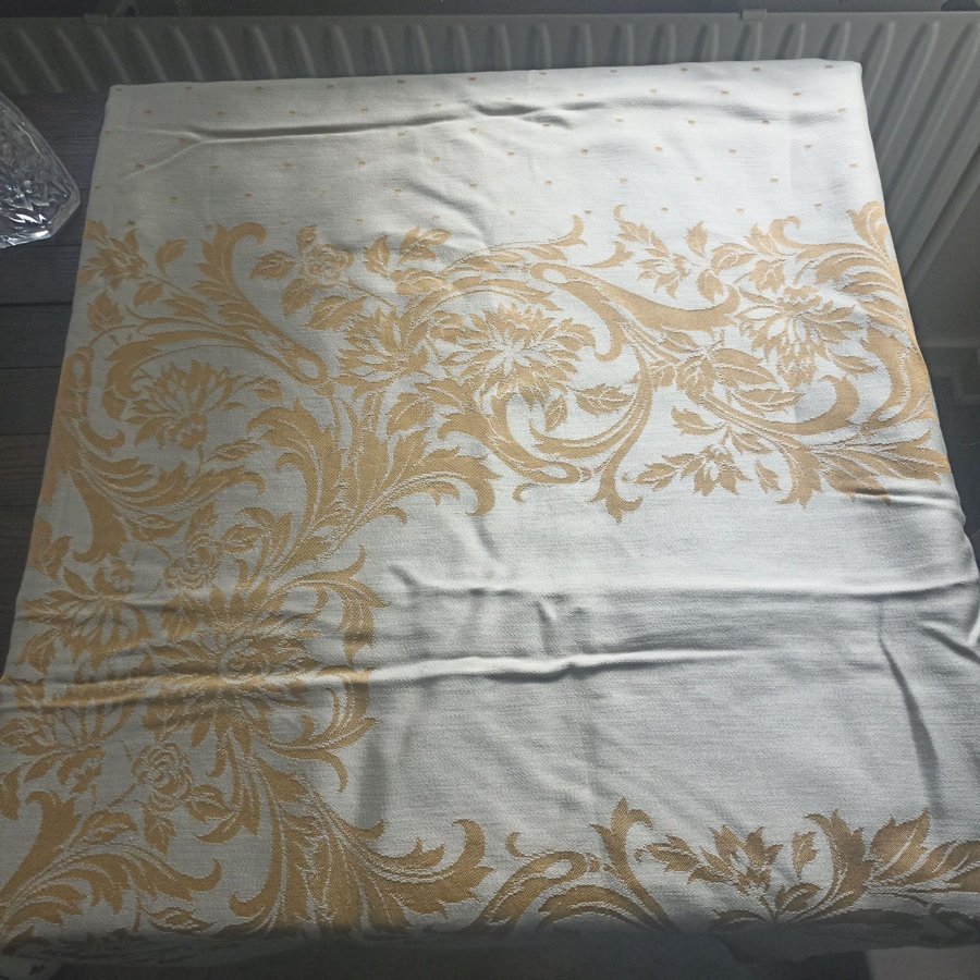 Vacker Duk med blommönster 1,5x2 m guld/beige