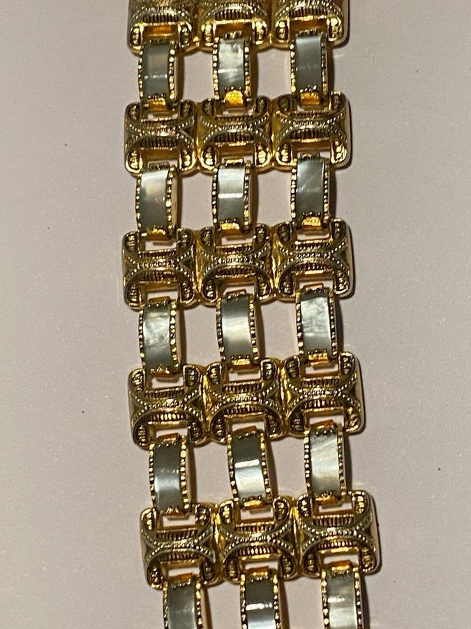 Guldfärgat armband med inlägg av pärlemoglas, vintage.