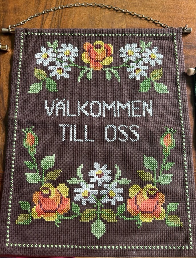 set med 4 st broderade väggbonader. twistsöm  korsstygn från förr