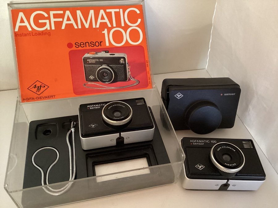 AGFA KAMERA 2 st AGFAMATIC 100 SENSOR FODRAL i ORIGINALBOX HANDLEDS KJEDJA