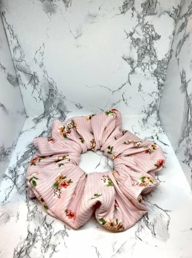 Ljusrosa blommig överdimensionerad XXL Scrunchie hårsnodd Enchanted Scrunch NY