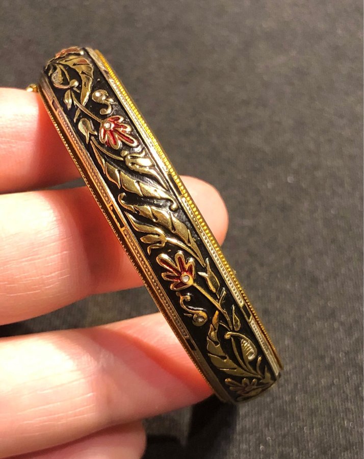 Vackert armband/ metallarmband/ emaljerade/ blommadetaljer./ guldfärgad .