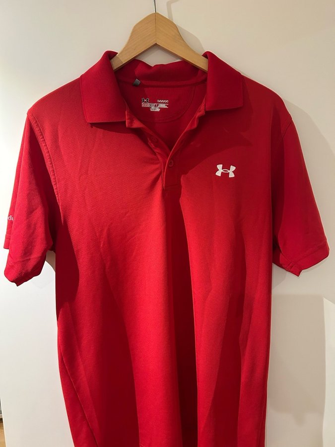 Under Armour röd golfpiké, storlek M