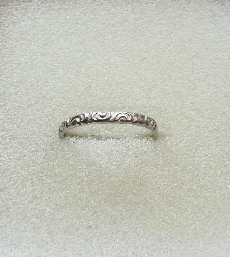 Silver ring . Nätt och tunn. Kattfot vintage. 16,75