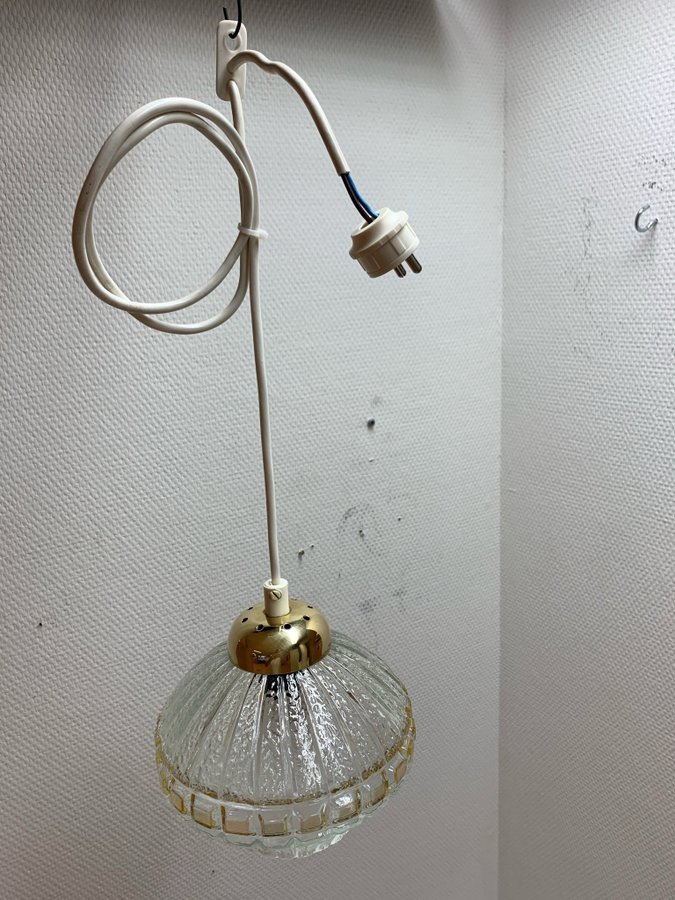 Taklampa/fönsterlampa 1960/70-tal, mässing och glaskupa.