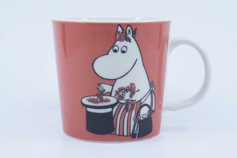 Muminmugg Muminmamma, röd / Moomin Mug Moominmamma and Berries [B]