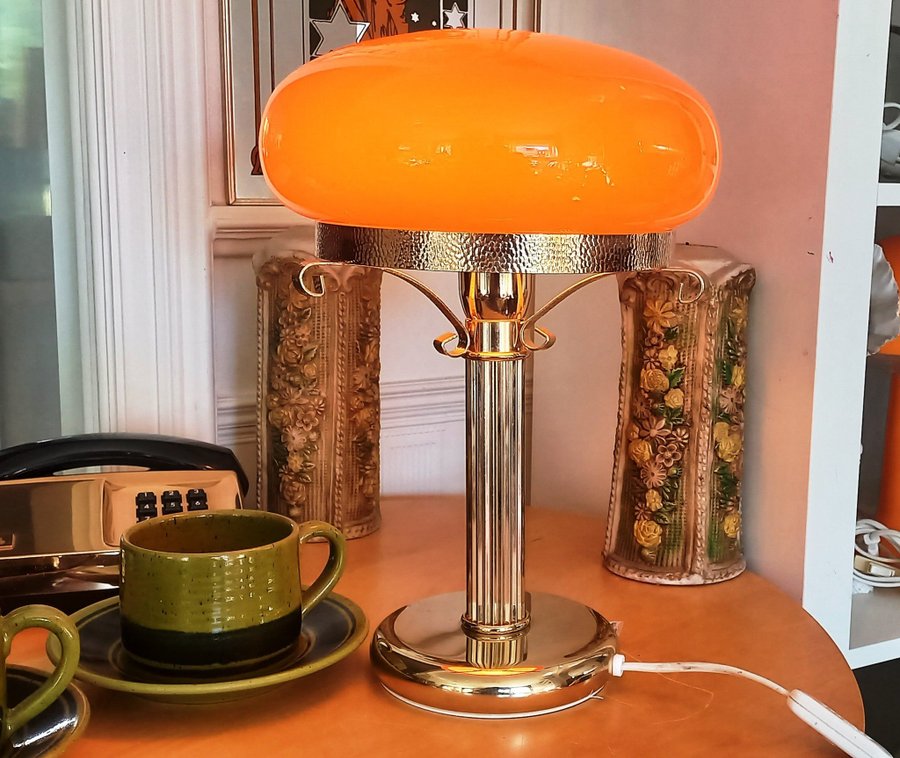 Nyare STRINDBERGSLAMPA ORANGE bordslampa retro guldfärgad