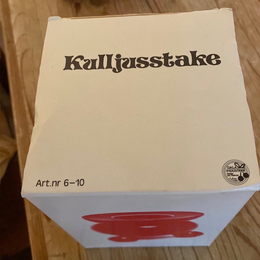 Röd ljusstake i orginalförpackning