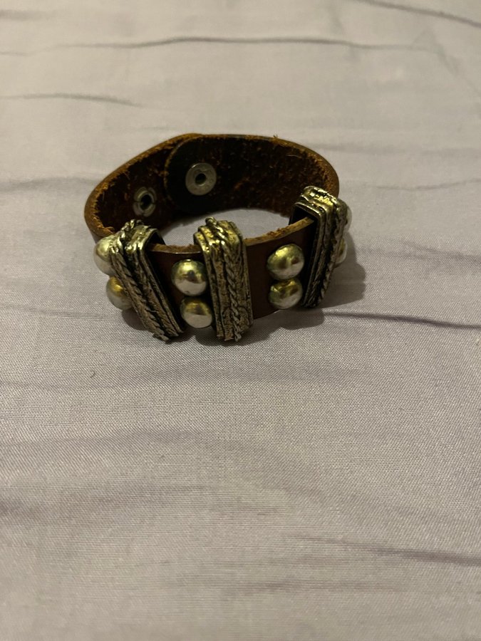 Läderarmband med metall i guldfärg Nyskick