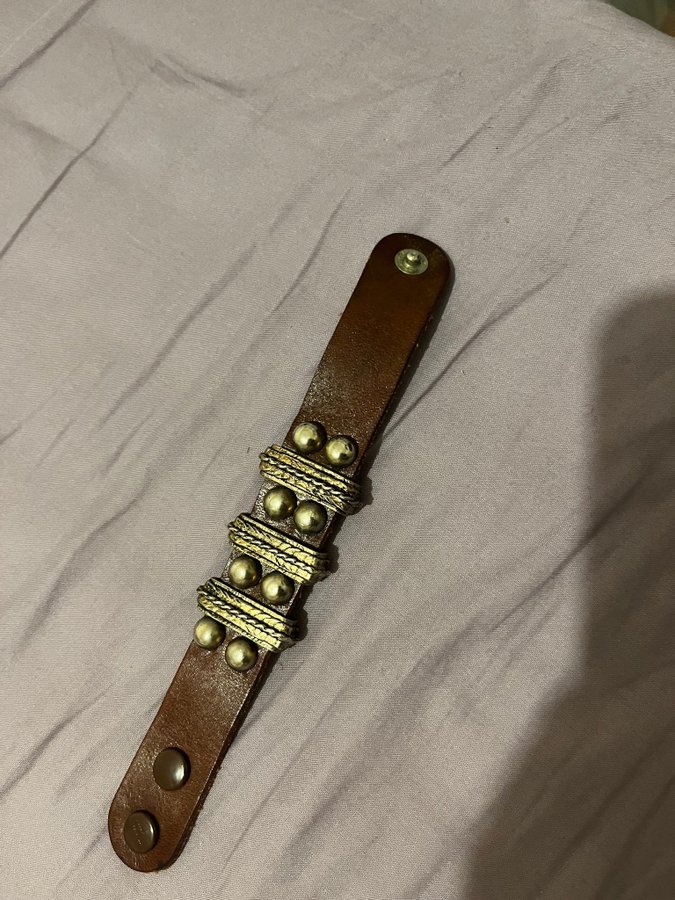 Läderarmband med metall i guldfärg Nyskick