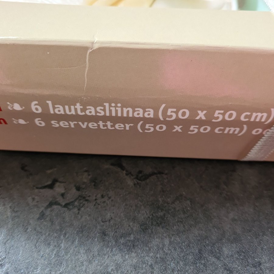 DUK Bordsduk damast + 6 servetter  6 porslins servettringarNytt i orginalka