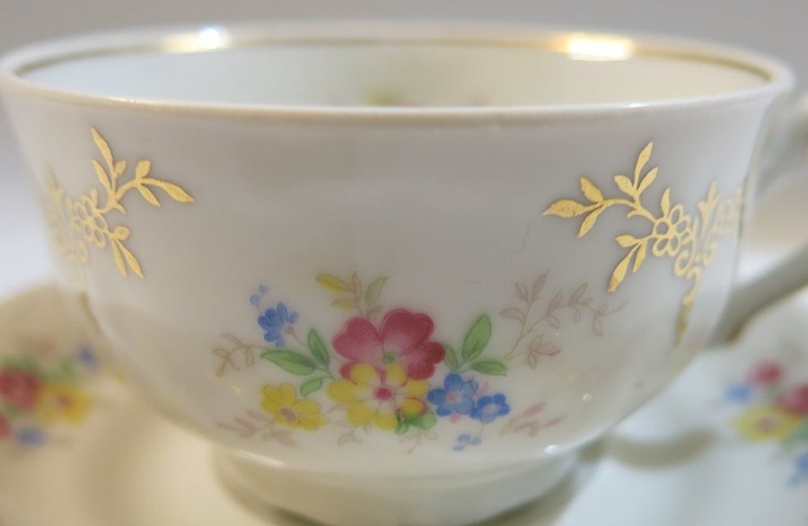 Vintage kopp med fat med blommor