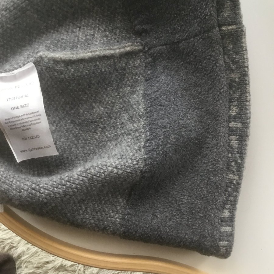 FJÄLLRÄVEN-FROST HAT-ONE SIZE- UTMÄRKT SKICK- GRÅA ISKRISTIALLER