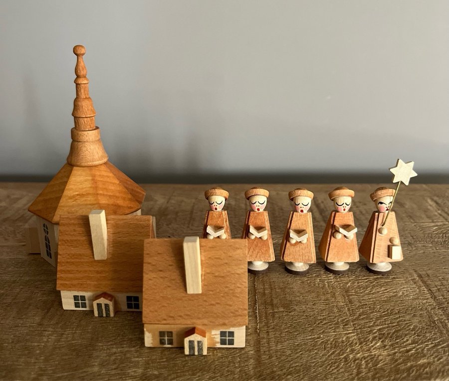 Krubba Kyrkokör Julmotiv med kyrka Mini Träfigurer Retro Jul Advent