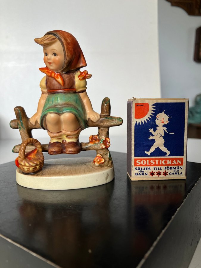 Vacker Hummel Figurin - Flicka på staket