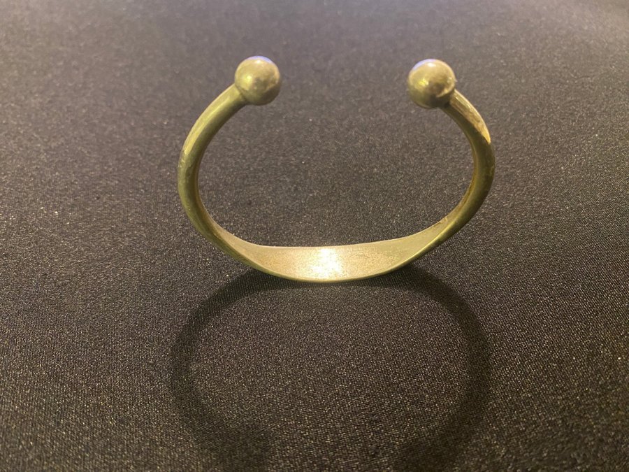 Armband i någon silvrig metall