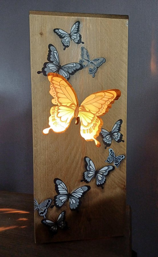 Houten lamp met vlinders