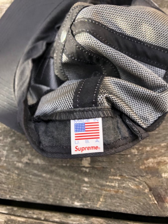 Supreme silvrig keps made in USA