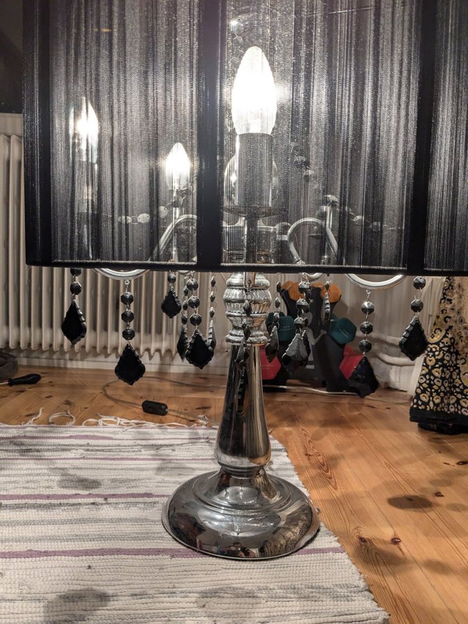 Snygg bordslampa med svart skärm och svarta kristalldetaljer