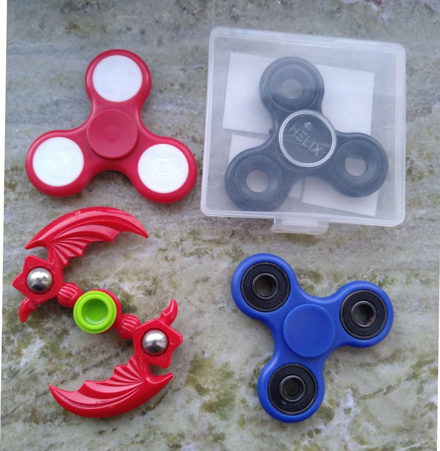 4 fidgetspinners 1 röd 1 blå 1 Helix och 1 drake