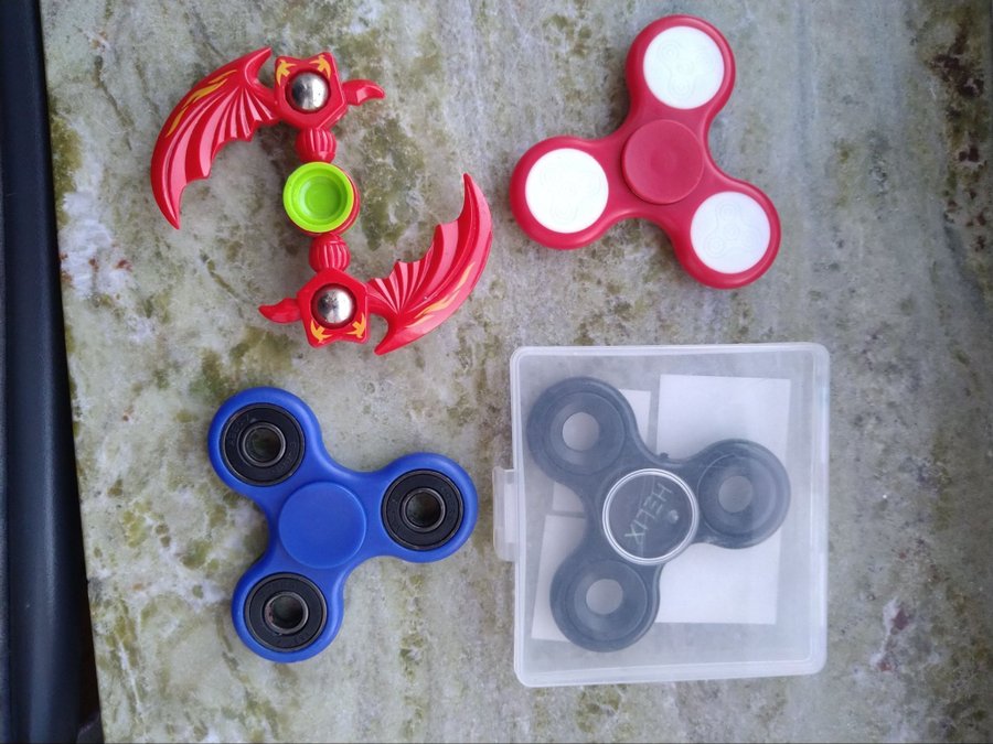 4 fidgetspinners 1 röd 1 blå 1 Helix och 1 drake