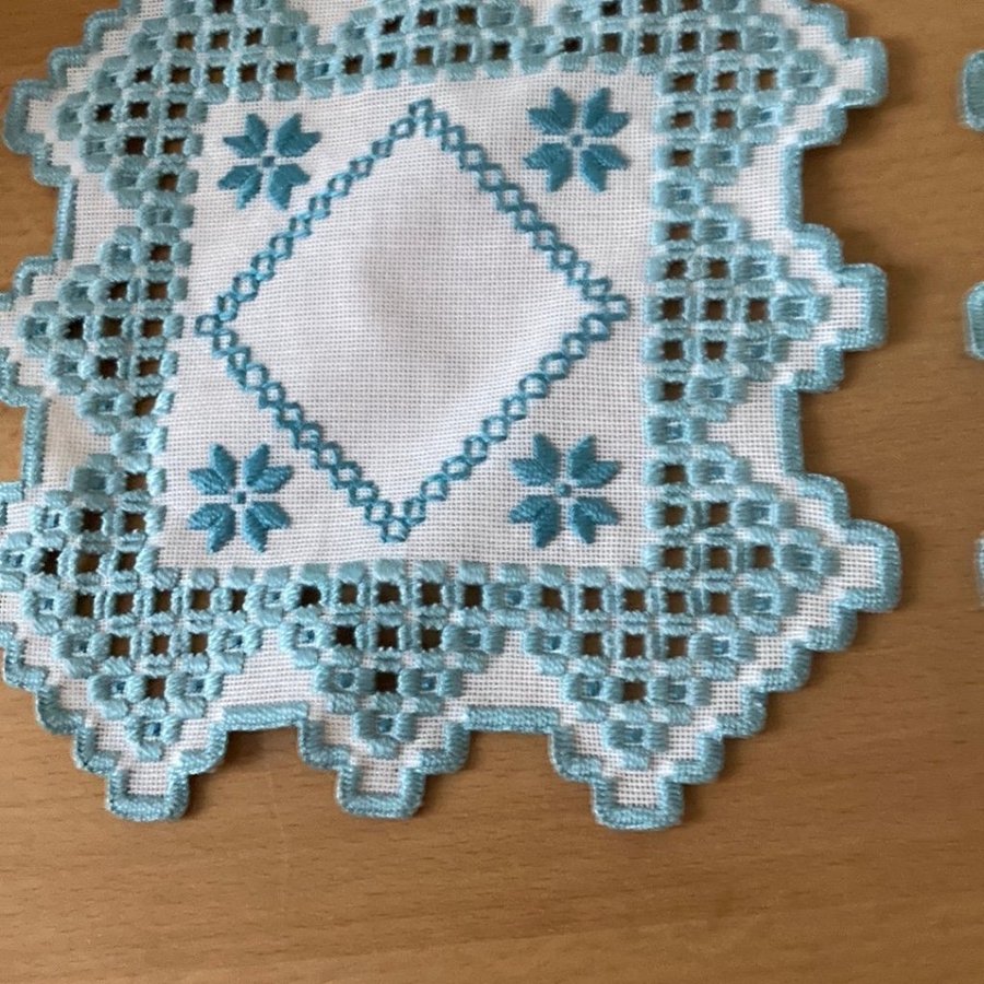 2 st Fint broderade HARDANGER dukar. Broderad på kongressväv. . 19 x 19 cm.