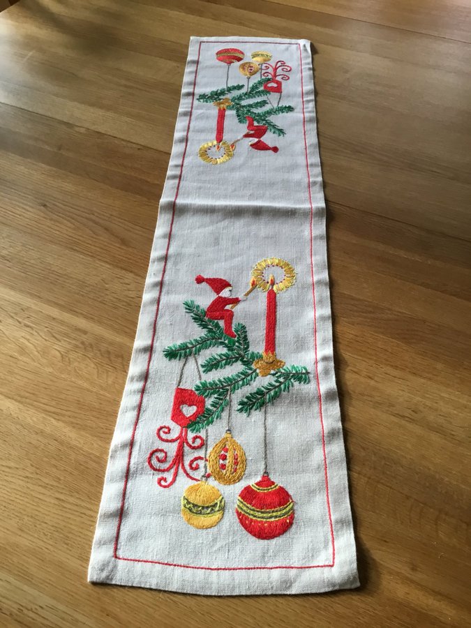 Härlig Löpare på Linneväv- Jullöpare med tomte julkulor ljus - Vintage ( retro )