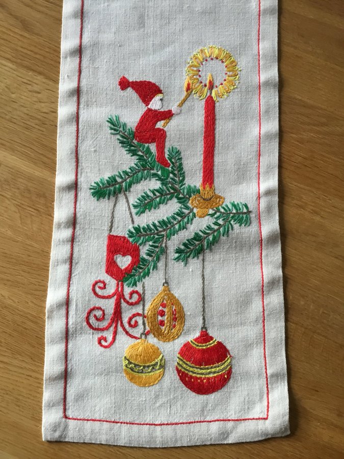 Härlig Löpare på Linneväv- Jullöpare med tomte julkulor ljus - Vintage ( retro )