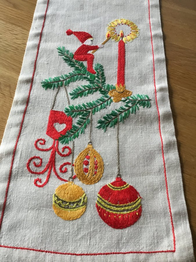 Härlig Löpare på Linneväv- Jullöpare med tomte julkulor ljus - Vintage ( retro )