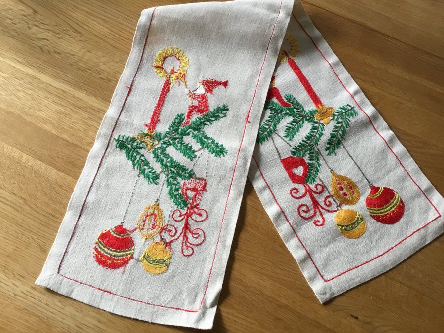 Härlig Löpare på Linneväv- Jullöpare med tomte julkulor ljus - Vintage ( retro )